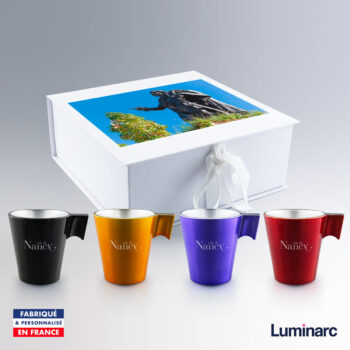 Coffret blanc imprimé d’une photographie et quatre tasses expresso Luminarc colorées avec le logo Ville de Nancy