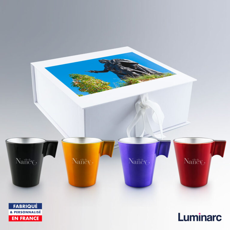 Coffret blanc imprimé d’une photographie et quatre tasses expresso Luminarc colorées avec le logo Ville de Nancy