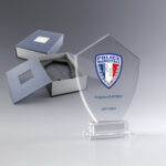 Trophée Plaque en Verre transparent honorant le Brigadier Martinez de la Police Municipale, avec dates de service de 2017 à 2023.
