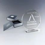 Trophée en verre avec gravure personnalisée pour entreprise Trophée en verre rond avec gravure laser du logo et message de remerciement pour 10 ans de fidélité.