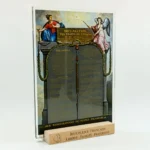 Vue générale de la plaque en verre avec la Déclaration des Droits de l’Homme et socle gravé.