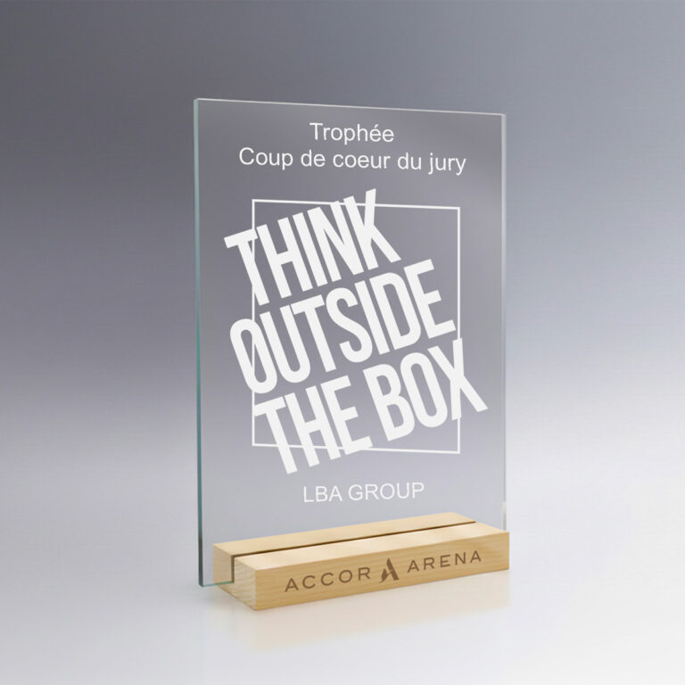 Trophée Plaque Verre et Bois - Gravure Blanche Trophée grande plaque en verre avec socle en bois et gravure blanche personnalisée pour entreprise.