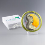 Grande Médaille du Travail Grand Or personnalisée au nom du récipiendaire, livrée sur socle avec coffret.