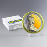 Grande Médaille du Travail Or personnalisée, gravure du nom et logo, présentée sur socle avec coffret cadeau.