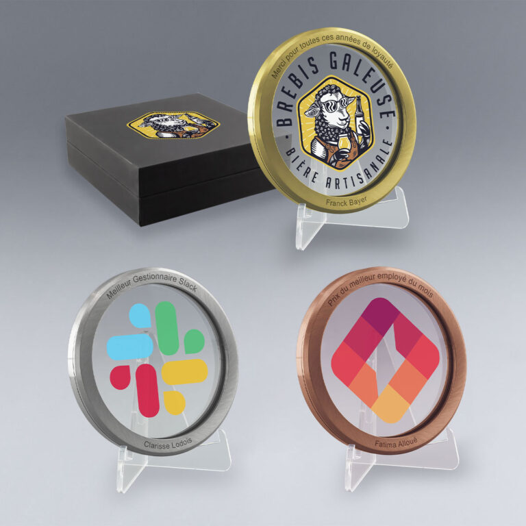 Médailles personnalisées en verre et métal, coloris or, argent, et bronze, avec marquage couleur.