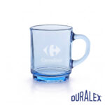 Mug Duralex Versailles 26 cl bleu marine avec le logo Carrefour en marquage clair sur la face avant.