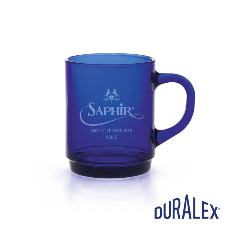Mug Duralex Versailles 26 cl bleu saphir avec le logo Saphir et les mentions « Médaille d’or 1925 » et « Paris ».
