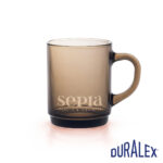 Mug Duralex Versailles 26 cl sépia avec le logo « Sepia Beauté & Bien-être » placé sur la partie basse.