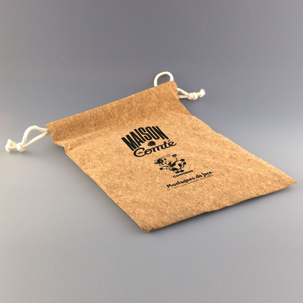 Sac cadeau en liège à cordons personnalisé avec le logo Maison du Comté