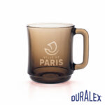 Tasse Duralex Lys 31 cl sépia personnalisée Tasse Duralex Lys 31 cl en verre sépia avec anse et logo Ville de Paris sur la face avant.