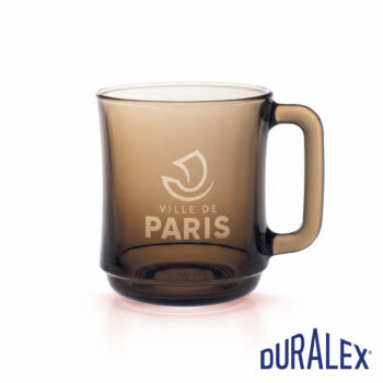 Tasse Duralex Lys 31 cl en verre sépia avec anse et logo Ville de Paris sur la face avant.