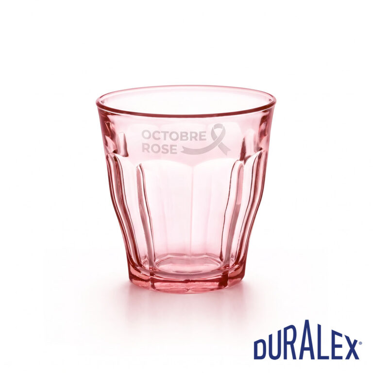 Verre Duralex Picardie 25 cl rose avec l’inscription Octobre Rose et un ruban sur la partie haute.