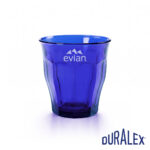 Verre Duralex Picardie 25 cl bleu saphir avec le logo Evian et son motif de montagnes sur la partie haute.