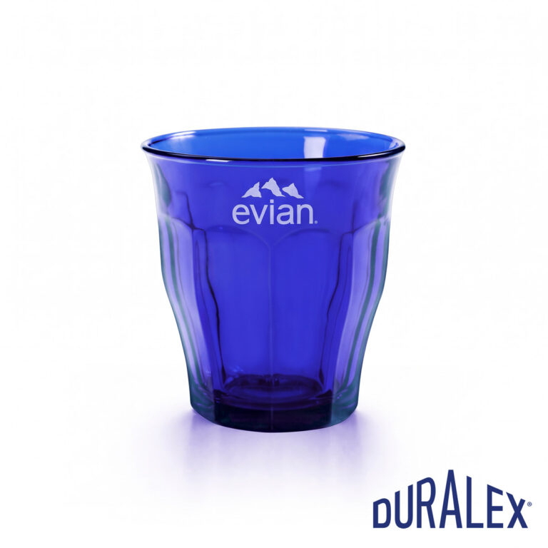 Verre Duralex Picardie 25 cl bleu saphir avec le logo Evian et son motif de montagnes sur la partie haute.